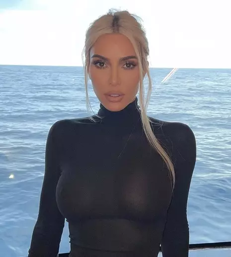 Kim Kardashian a dezvăluit că și-a făcut recent o procedură dureroasă de remodelare a stomacului