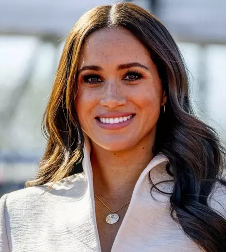 „Am fost fata din `Costume`”: Meghan Markle a ținut primul discurs în Marea Britanie în doi ani, după ce ea și Prințul Harry au renunțat la îndatoririle regale