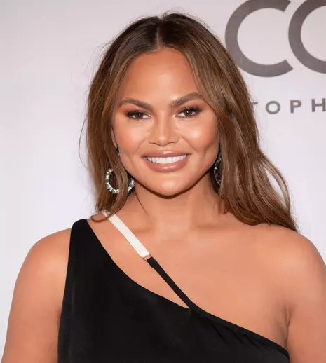 Chrissy Teigen, replici dure la adresa criticilor. Ce mesaje răutăcioase primește soția lui John Legend despre sarcina ei