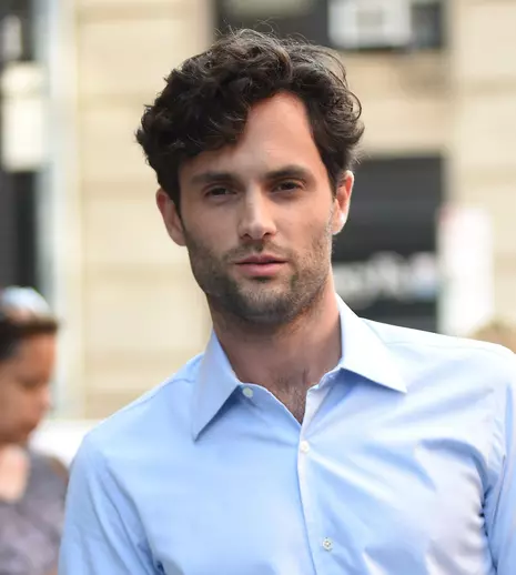 Drama lui Penn Badgley, actorul din serialul „You”. De ce mama lui era nevoită să îl resusciteze zilnic în primul an de viață