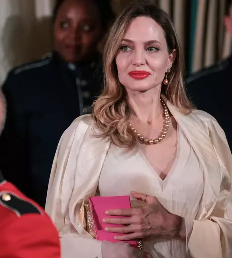 Angelina Jolie, rugăminte pentru fani, la 15 ani de la moartea mamei sale. „Vă rog să vă faceți timp”