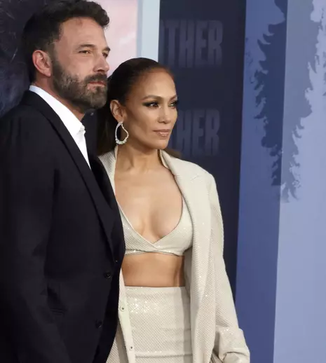 Jennifer Lopez și Ben Affleck, gesturi tandre pe covorul roșu. Au strălucit la premiera filmului The Mother