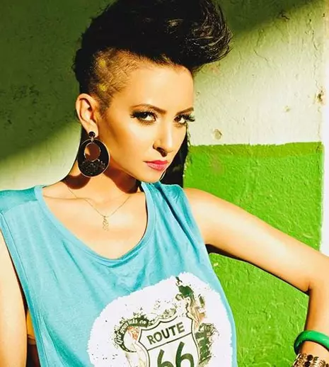 Giulia Anghelescu concurează la “Splash! Vedete la apă”