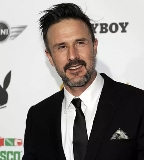 După Courteney Cox, şi David Arquette s-a logodit