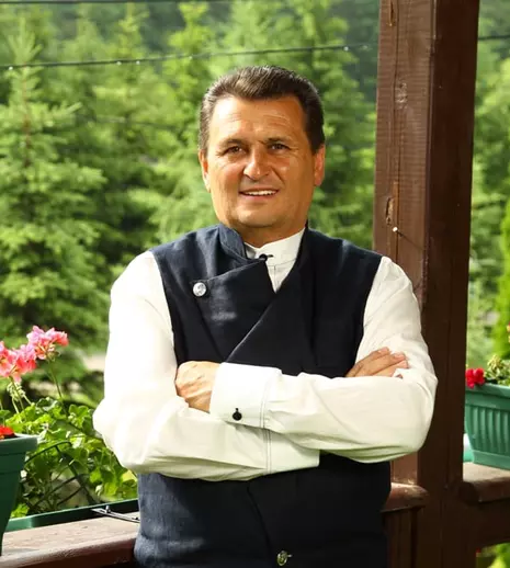 Nea Mărin face turul României alături de soție și nepoți