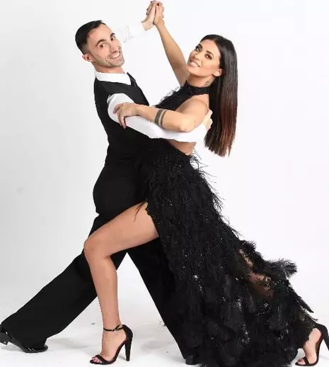 Azi, la „Uite cine dansează!” (Pro TV), vedetele își dansează amintirile în pași de tango, rumba, dans contemporan și cha-cha