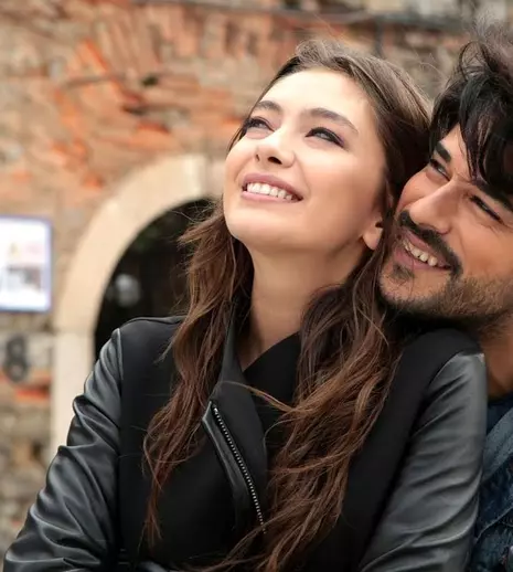 Nu ratați! Diseară se termină serialul „Dragoste infinită” (Kanal D), cu Neslihan Atagül şi Burak Özçivit