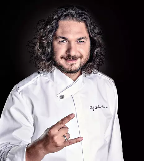 Florin Dumitrescu transformă celebra sa plăcintă de berbecuț într-un burger gourmet