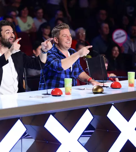 În prima ediție a show-ului, jurații dansează împreună cu publicul pe scena „Românii au talent”