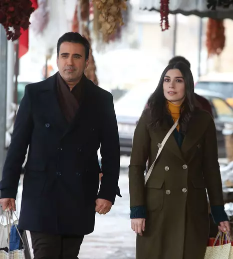 EXCLUSIV. Ce fac vara aceasta protagoniştii din „Dragoste şi ură”, Burcu Kıratlı şi Emrah Erdogan