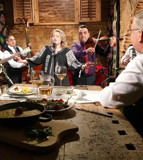 Dinescu găteşte urzici pentru o moldoveancă aprigă! „Politică și delicatețuri” revine la TVR 1, din 7 aprilie