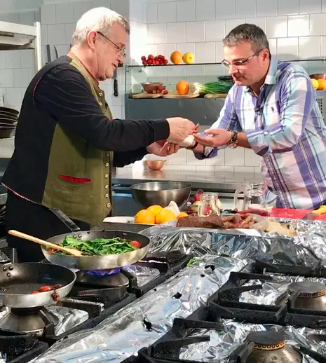 Duminică, la „Politică şi delicateţuri” avem: pui, rom, portocale și „biografia romanţată” a lui Mihai Rădulescu