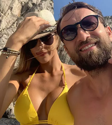 Dani Oțil a cerut-o în căsătorie pe iubita sa, Gabriela Prisăcariu. Cum arată inelul