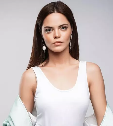 Hilal Altinbilek, actrița care interpretează rolul principal din noul serial „Mă numesc Züleyha”, a fost supranumită Angelina Jolie a Turciei