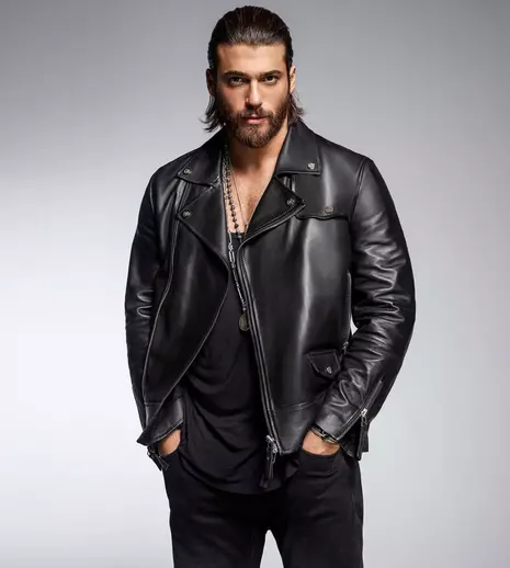 FOTO. Can Yaman, protagonistul serialului turcesc „Vis de iubire”, a plecat în armată. Schimbarea șocantă de look a actorului