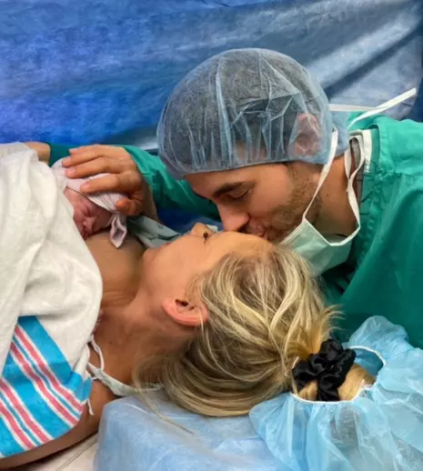 Primele imagini cu fetița nou-născută a cuplului Enrique Iglesias și Anna Kournikova