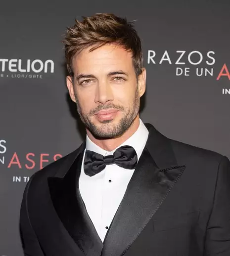 FOTO. William Levy și-a schimbat look-ul pentru noua sa telenovelă. Cum arată
