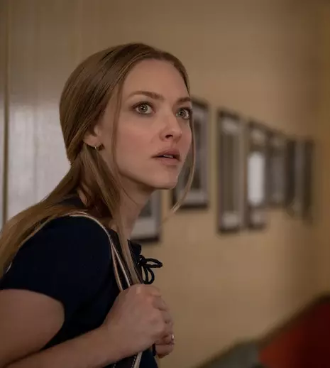 Pe Amanda Seyfried o putem vedea de azi pe Netflix, în provocatoarea dramă horror „Cele auzite și văzute”