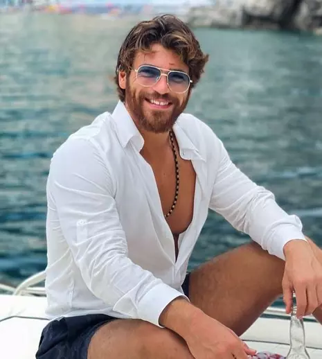 Can Yaman a lansat un parfum, „Mania”. Cât costă și cine poate cumpăra aroma celebrului turc