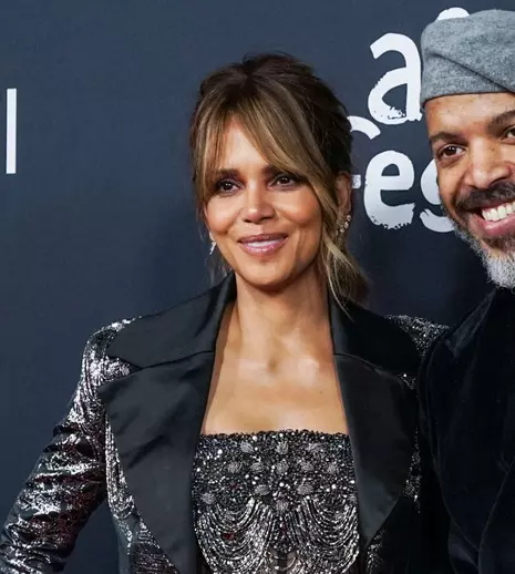 Cum i-a făcut Halle Berry pe prietenii ei celebri să creadă că s-a căsătorit cu iubitul ei, Van Hunt