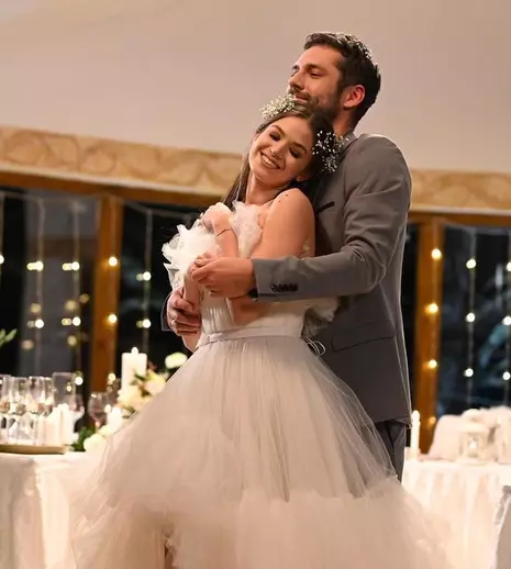 Imaginile publicate de Alecsandru Dunaev, actorul din serialul „Adela”. „Cât se mai amuză bărbatul la nuntă, neștiind ce-l așteaptă”