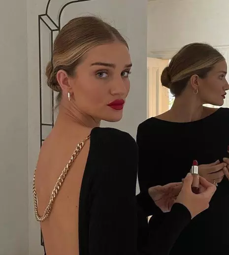 Rosie Huntington-Whiteley, selfie controversat la un an de când a născut