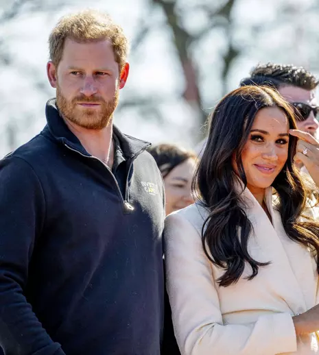Meghan Markle și Prințul Harry, momente de tandrețe în public. Cât costă cea mai recentă ținută a ducesei