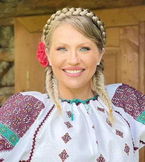 Cum arăta Mirela Vaida înainte să devină celebră. Era doar în clasa a IX-a când a urcat pe scenă prima dată