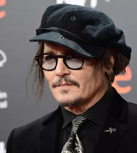 Prima imagine cu Johnny Depp în rolul regelui Ludovic al XV-lea. Transformarea este uluitoare