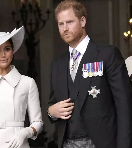 De ce nu o suportă prietenii Prințului Harry pe Meghan Markle. Ce îi reproșează ducesei de Sussex