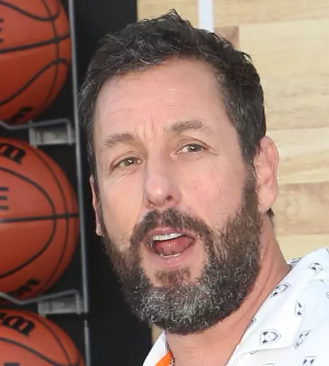 Adam Sandler și-a șocat fanii. Ce s-a întâmplat cu actorul și de ce a fost văzut folosind un baston