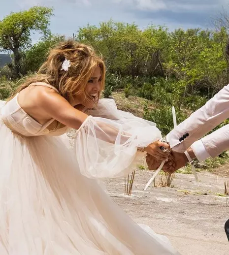 De ce a purtat Jennifer Lopez 28 de rochii de mireasă în „Shotgun Wedding”. Când va fi lansat filmul pe Amazon Prime Video
