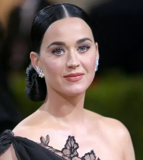 Lui Katy Perry i-a căzut pleoapa în timpul unui concert. Momentul a devenit viral pe Internet