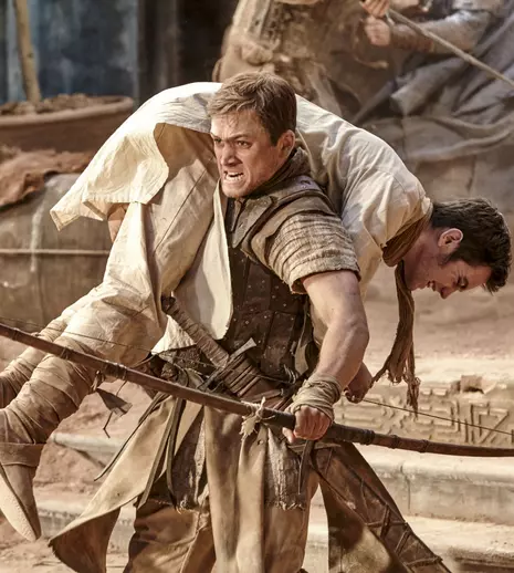 Filme la TV azi, 11 octombrie: „Robin Hood: Origini”, „Străinul”, „Despre dragoste și alte aiureli”, „Elvis”