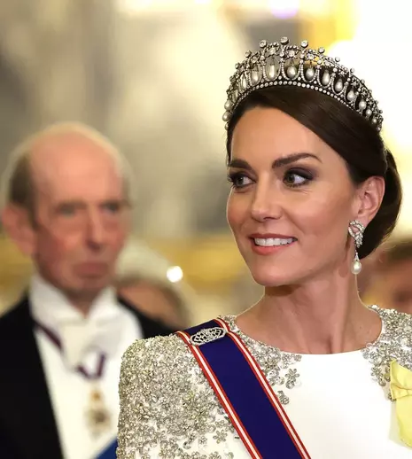 Kate Middleton, ravisantă la primul ei banchet de stat în calitate de prințesă de Wales. Ce semnificație au bijuteriile alese