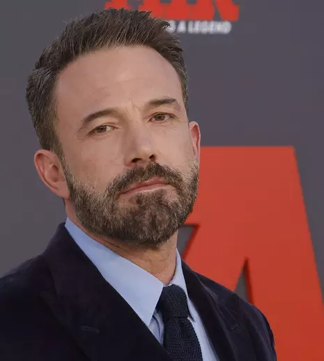 Ben Affleck, surprins cu verighetă pe deget, la trei luni de la divorțul oficial de Jennifer Lopez. Care este explicația