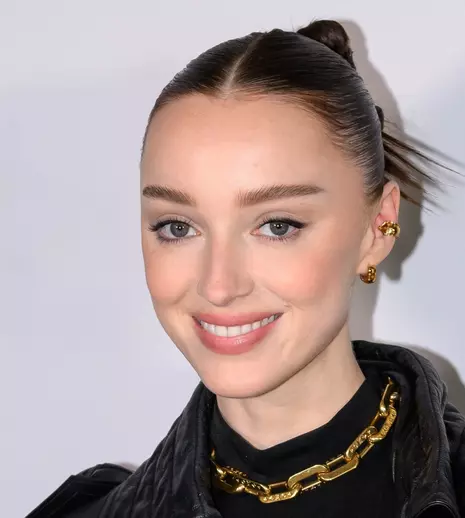 Cine este noul iubit al lui Phoebe Dynevor, actrița din Bridgerton. Au fost surprinși în ipostaze tandre