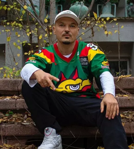 Puya, reacție surprinzătoare după ce fanii au început să arunce cu pantofi pe scenă, în timpul unui concert. Momentul a devenit viral