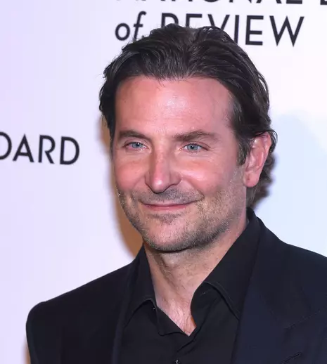Bradley Cooper revine în rolul de regizor. Ce spun criticii despre comedia dramatică „Is  This  Thing  On?”