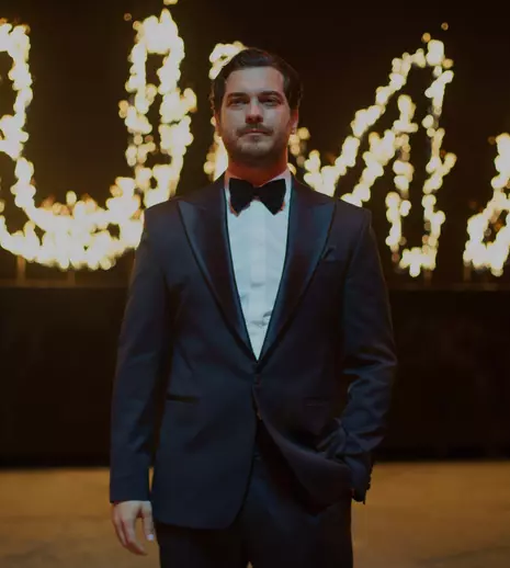 Când revine Çağatay Ulusoy la Netflix cu sezonul 3 din „Tânărul croitor”. Ce face actorul în prezent