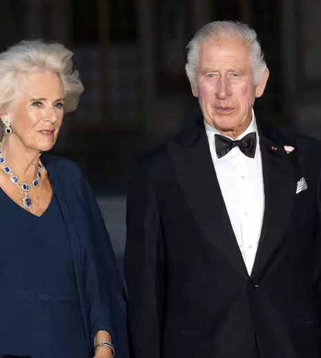 Regele Charles, discurs în onoarea părinților lui, la Palatul Versailles. Camilla a avut o apariție strălucitoare