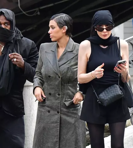Bianca Censori, o nouă apariție bizară pe străzile din Los Angeles. Soția lui Kanye West și-a lăsat hainele acasă și a defilat cu o pelerină