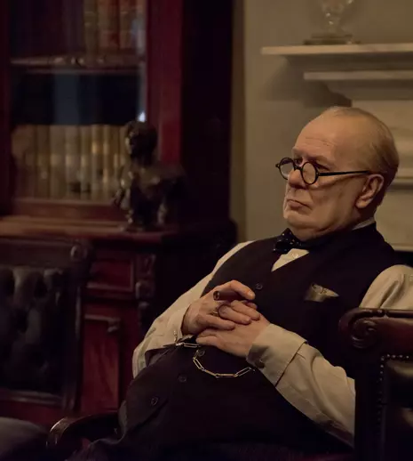 Filme la TV azi, 12 noiembrie 2023: „Elizabeth: Epoca de aur”, „Venom”, „King Arthur: Legenda sabiei”, „Darkest Hour. Ziua decisivă”