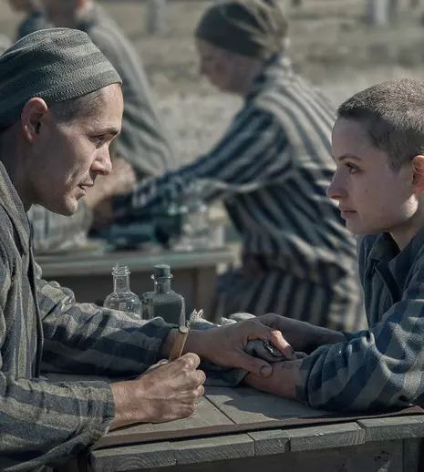 Au fost lansate primele imagini din „Tatuatorul de la Auschwitz”. Când are premiera serialul pe SkyShowtime