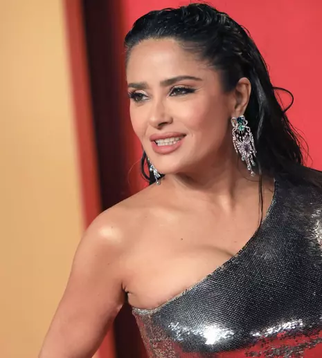 Salma Hayek, vacanță în Ibiza. Actrița a renunțat complet la machiaj și s-a fotografiat în costum de baie. Cum au reacționat fanii