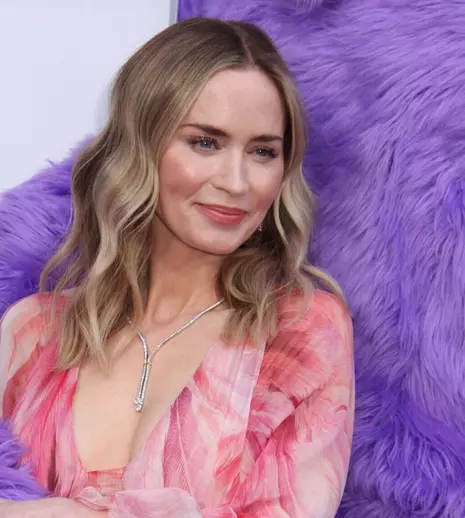 Emily Blunt, transformare spectaculoasă: Un nou look pentru un nou început – Primele imagini de la filmările „Diavolul se îmbracă de la Prada 2”