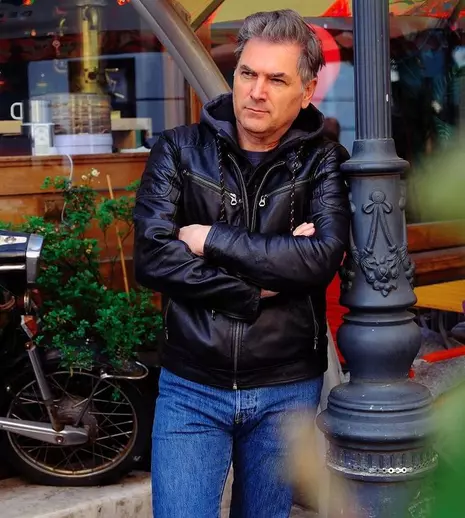 Mircea Radu, între emisiunea TV și noua sa carte. „Este un roman despre un prezentator de televiziune de azi”. EXCLUSIV