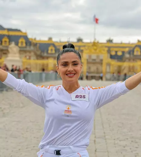 Salma Hayek, în trening la Palatul Versailles. Actrița a purtat torța olimpică prin Sala Oglinzilor
