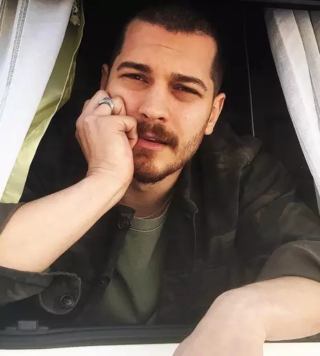Çağatay Ulusoy, plătit regește pentru fiecare episod din noul său serial. Actorul a semnat un contract „gigant”. Primele detalii