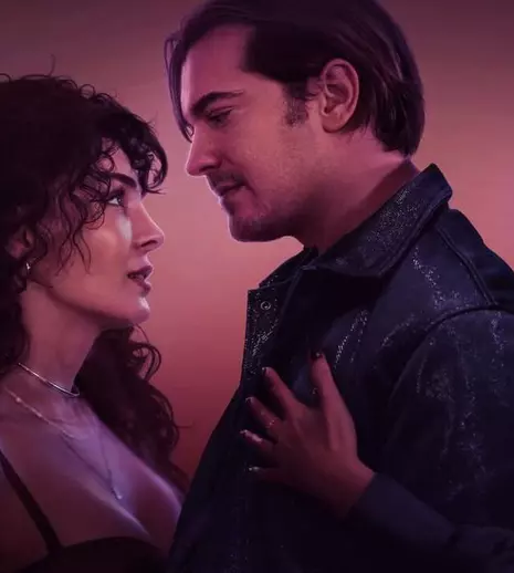 Çağatay Ulusoy joacă un gigolo în filmul „Un adevărat gentleman”. În pelicula lansată deja pe Netflix joacă și Ebru Șahin